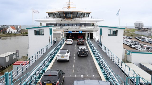 Texelstroom in de haven van Den Helder laadt voertuigen