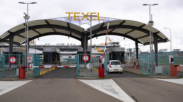 autoloketten in den helder met boot op de achtergrond
