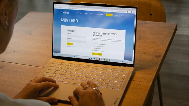 Laptop waarop ticket gekocht wordt